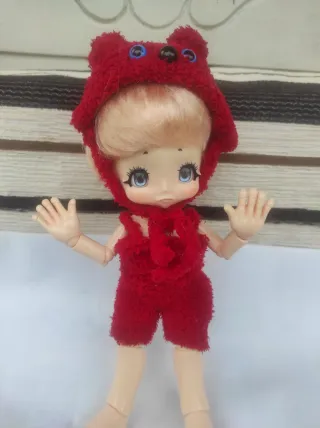 Muñeca articulada con vestido