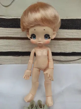 Muñeca articulada con vestido