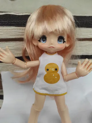 Muñeca articulada con vestido