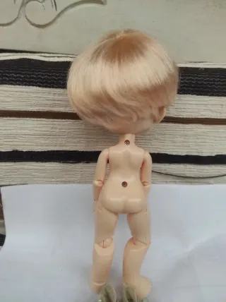 Muñeca articulada con vestido