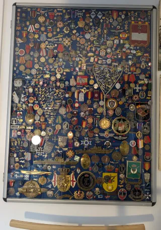 Vitrina de condecoraciones militares y otras