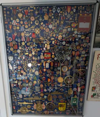 Vitrina de condecoraciones militares y otras