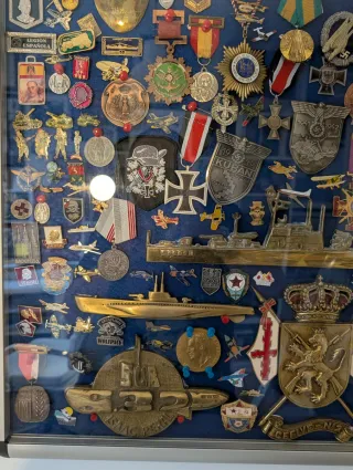 Vitrina de condecoraciones militares y otras