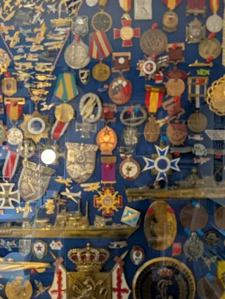 Vitrina de condecoraciones militares y otras