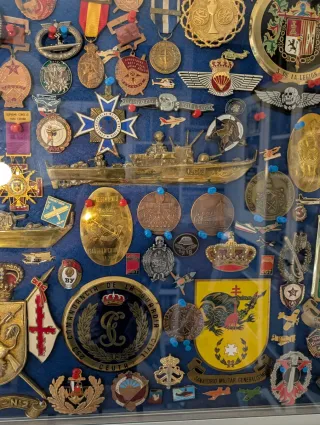 Vitrina de condecoraciones militares y otras