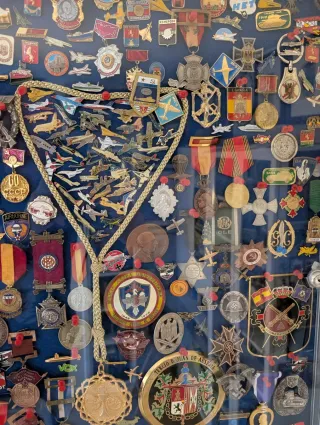 Vitrina de condecoraciones militares y otras