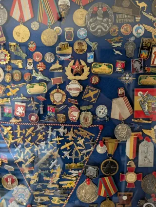 Vitrina de condecoraciones militares y otras