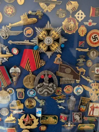 Vitrina de condecoraciones militares y otras