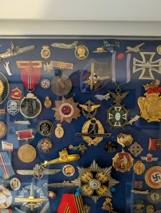 Vitrina de condecoraciones militares y otras