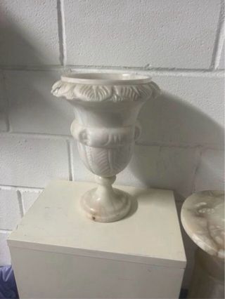 Jarrón de alabastro tallado