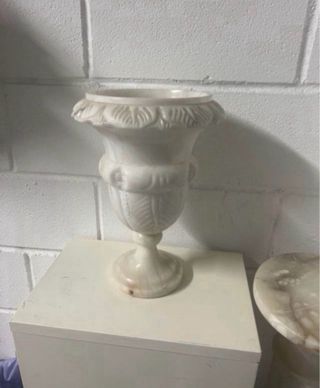 Jarrón de alabastro tallado