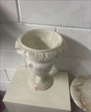 Jarrón de alabastro tallado