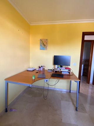 Mesa de escritorio madera y metal.