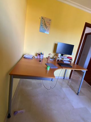 Mesa de escritorio madera y metal.