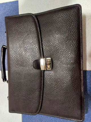 Cartera de piel marrón