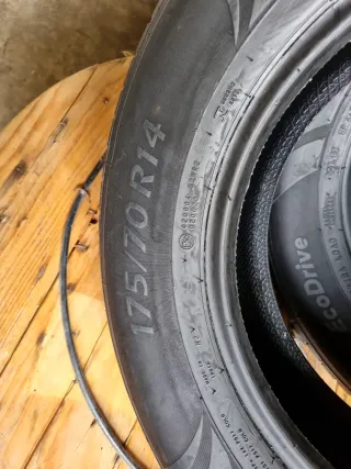 Sevende 2 Neumáticos en perfecto estado