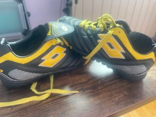 Botas de fútbol niño negras y amarillas talla 36