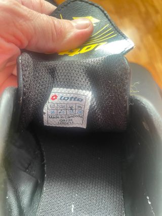 Botas de fútbol niño negras y amarillas talla 36