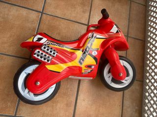 Moto Correpasillos Injusa 69x27,5x49 cm Color Rojo