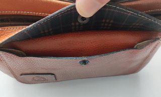 Cartera de piel marrón con correa