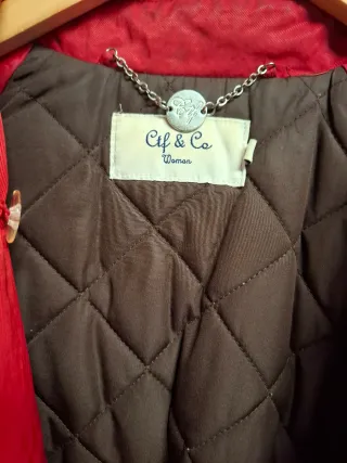 Abrigo corto acolchado rojo