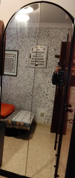 Espejo de pared con marco negro