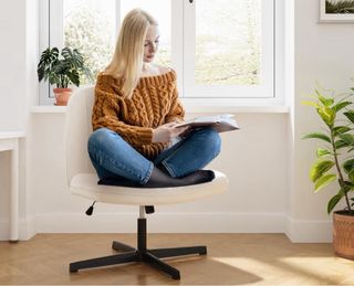 Silla de oficina marrón patas negras.