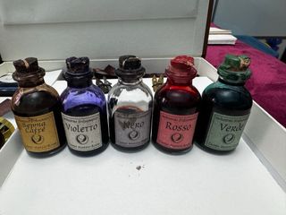 Caja de caligrafía con pluma y tinta