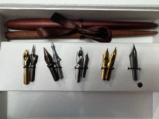 Caja de caligrafía con pluma y tinta