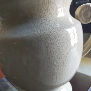 Jarrón de cerámica beige con asas