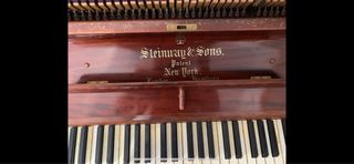 Prestigioso Piano vertical  steinway and sons.
