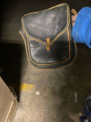 Bolso riñonera cuero negro y marrón artesanal