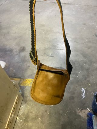 Bolso riñonera cuero negro y marrón artesanal