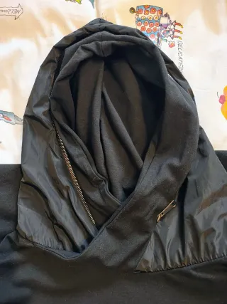 Maglia nera ampia con cappuccio taglia unica