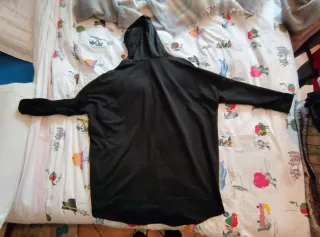 Maglia nera ampia con cappuccio taglia unica