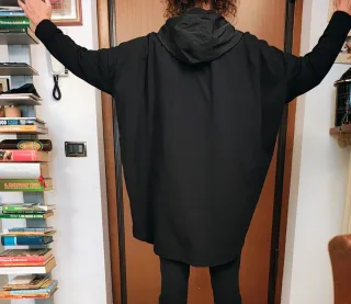 Maglia nera ampia con cappuccio taglia unica