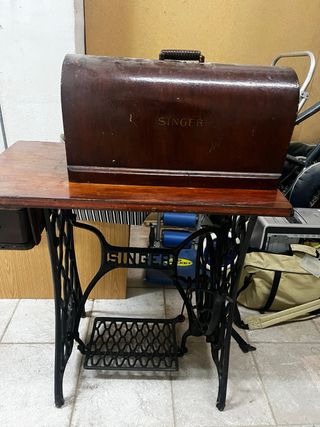 Máquina de coser Singer con mesa y tapa