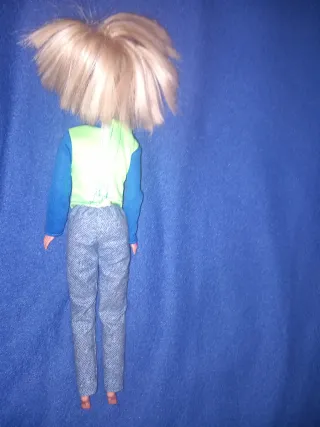 Barbie con maglia verde e pantalone