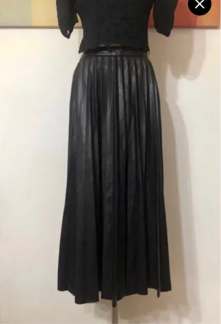 FALDA MANGO PLISADA EFECTO PIEL