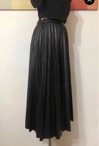 FALDA MANGO PLISADA EFECTO PIEL