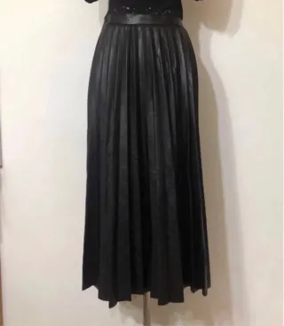 FALDA MANGO PLISADA EFECTO PIEL