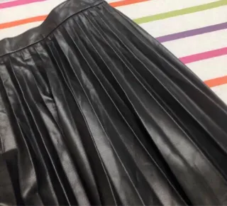 FALDA MANGO PLISADA EFECTO PIEL