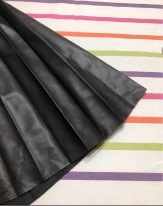 FALDA MANGO PLISADA EFECTO PIEL