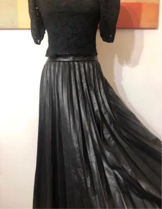 FALDA MANGO PLISADA EFECTO PIEL