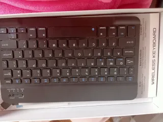 Tablet con caja , teclados raton y protector.