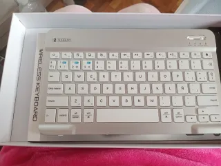 Tablet con caja , teclados raton y protector.