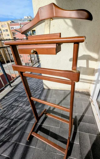 Galán de noche clásico con cajón de madera y metal