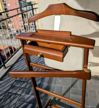 Galán de noche clásico con cajón de madera y metal