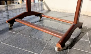 Galán de noche clásico con cajón de madera y metal