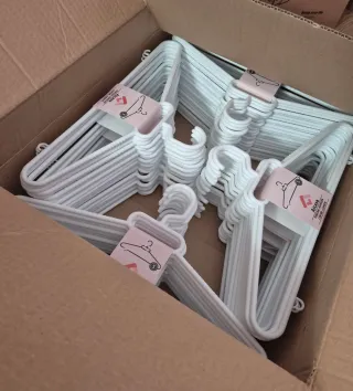 NUEVAS. Perchas de Plástico Blancas